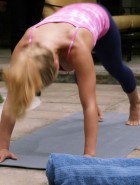 Hayden Panettiere yoga